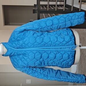Women's blue lightweight puffer ski/ snow jacket.